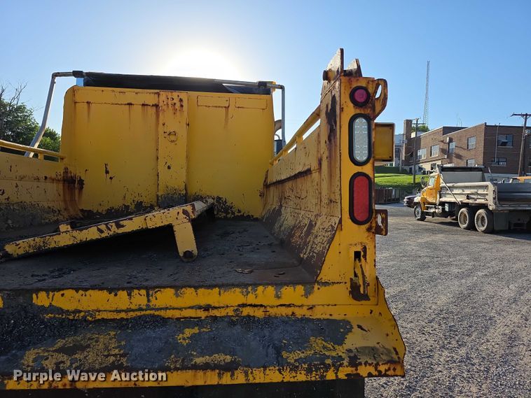 image for item FH6012 2006 International 7400 dump truck