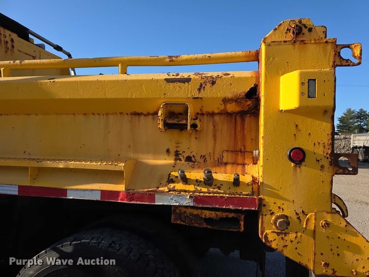 image for item FH6012 2006 International 7400 dump truck