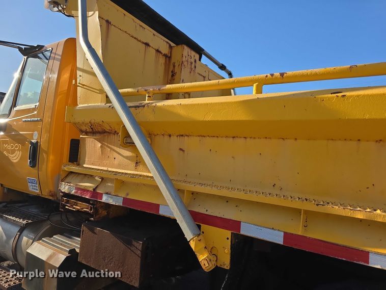 image for item FH6012 2006 International 7400 dump truck