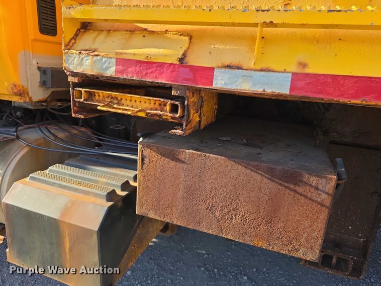 image for item FH6012 2006 International 7400 dump truck