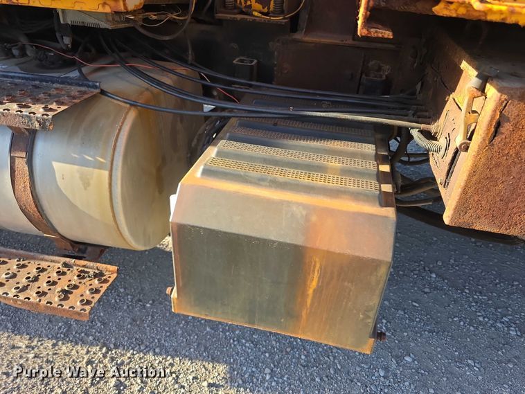 image for item FH6012 2006 International 7400 dump truck