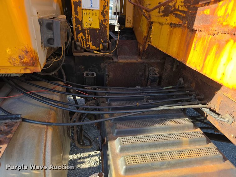 image for item FH6012 2006 International 7400 dump truck