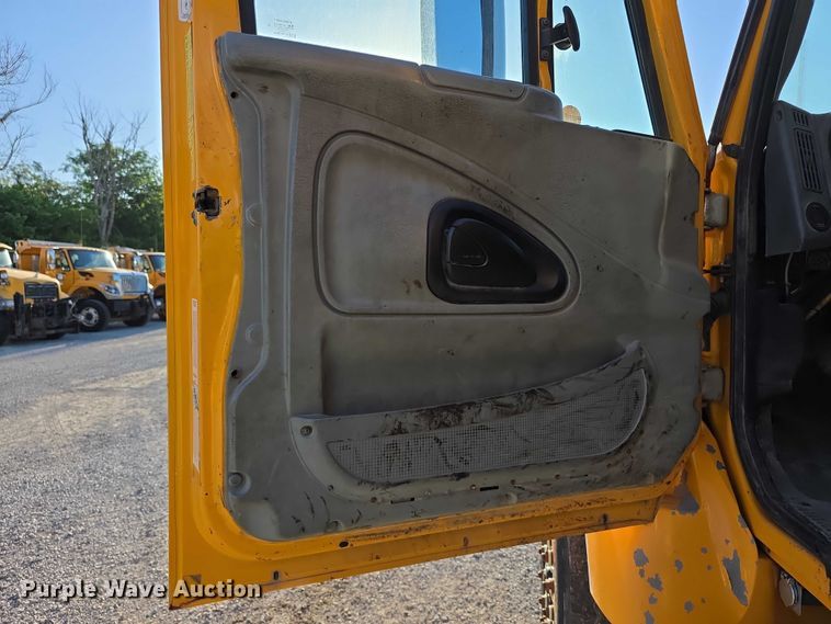 image for item FH6012 2006 International 7400 dump truck