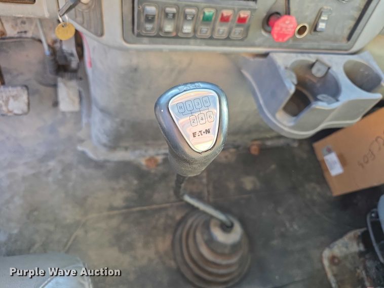 image for item FH6012 2006 International 7400 dump truck