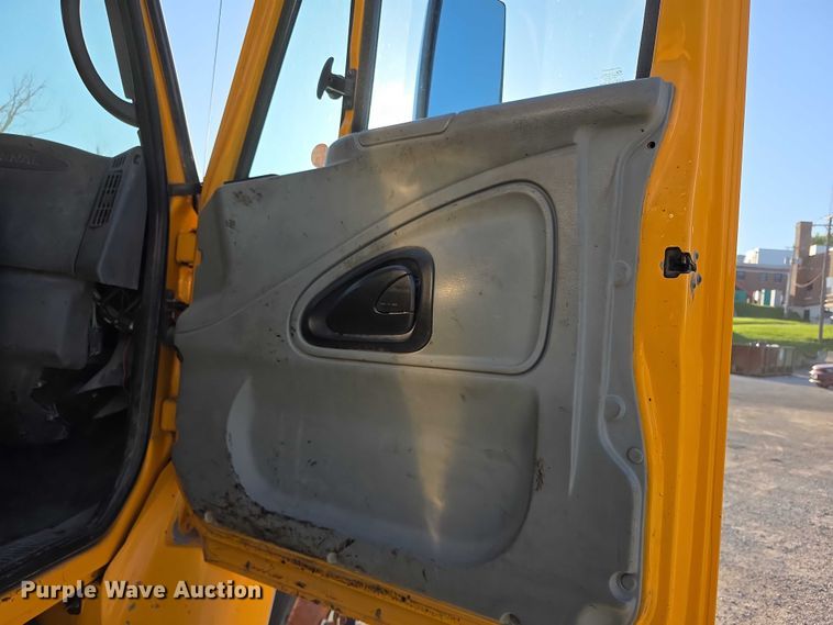 image for item FH6012 2006 International 7400 dump truck