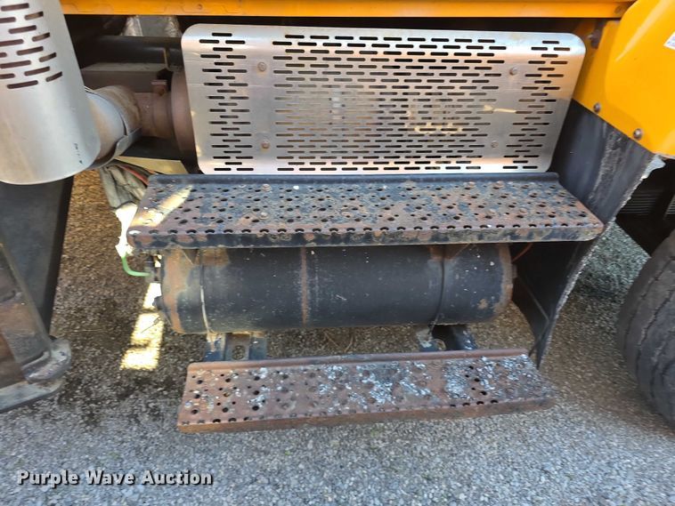 image for item FH6013 2013 International 7500 dump truck