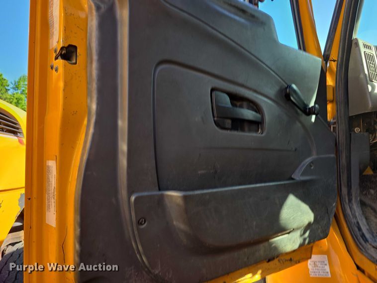 image for item FH6013 2013 International 7500 dump truck