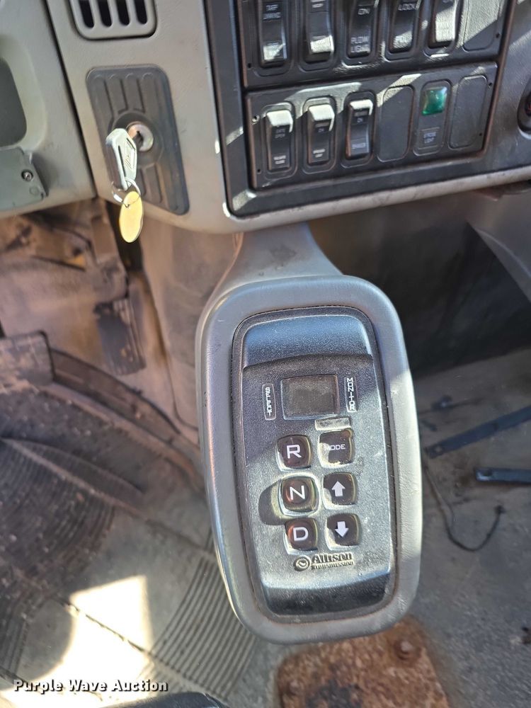 image for item FH6013 2013 International 7500 dump truck