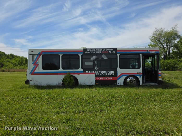 image for item FH6037 2004 Gillig G29E192R2 shuttle bus