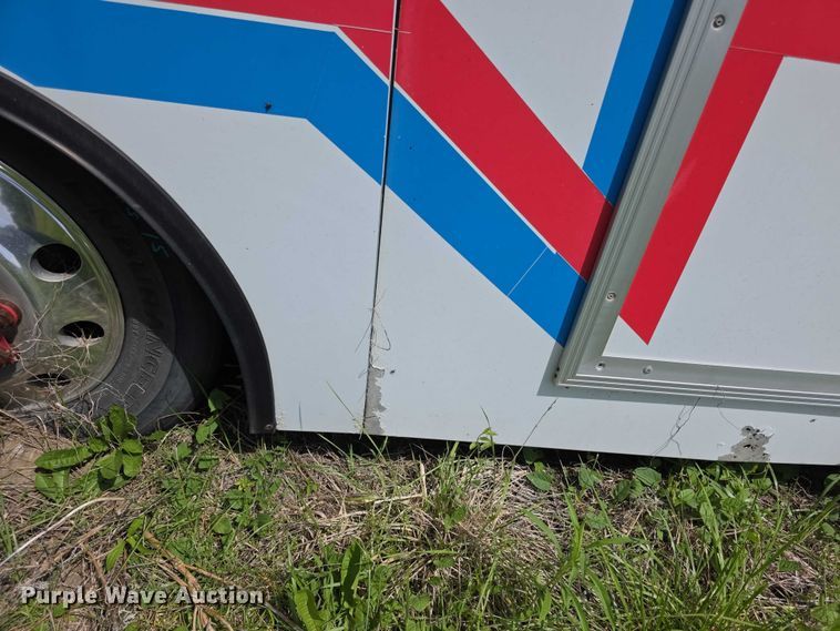 image for item FH6037 2004 Gillig G29E192R2 shuttle bus