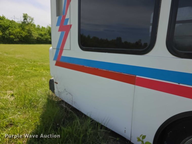 image for item FH6037 2004 Gillig G29E192R2 shuttle bus
