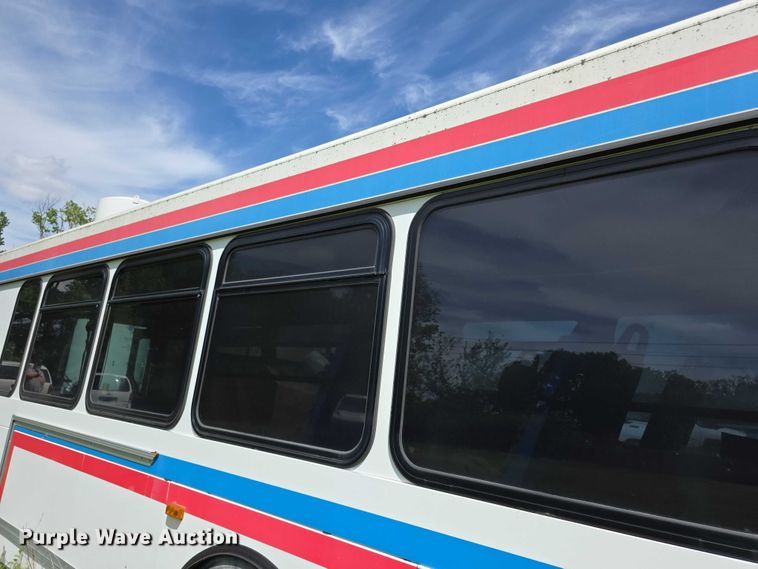 image for item FH6037 2004 Gillig G29E192R2 shuttle bus
