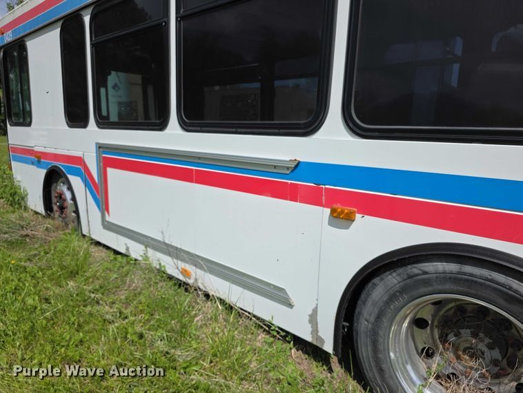 image for item FH6037 2004 Gillig G29E192R2 shuttle bus