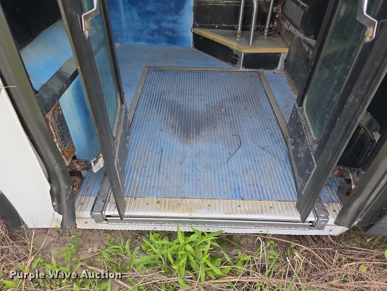 image for item FH6037 2004 Gillig G29E192R2 shuttle bus
