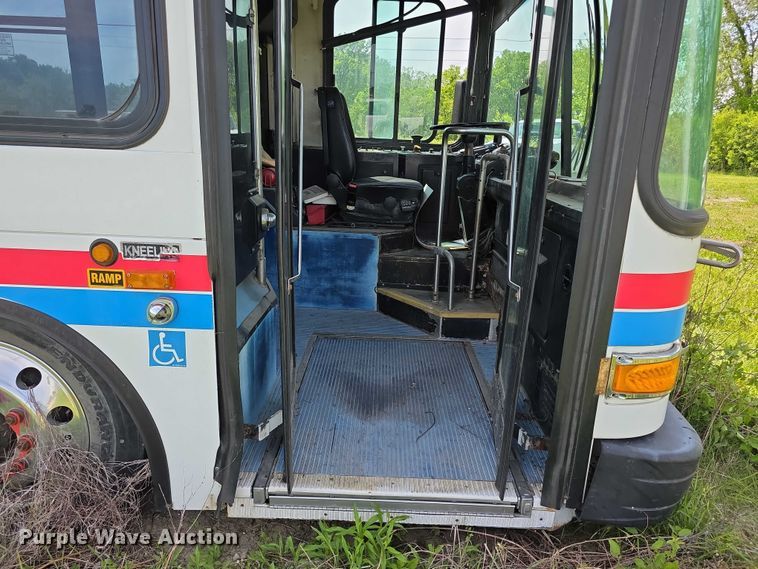 image for item FH6037 2004 Gillig G29E192R2 shuttle bus