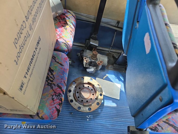 image for item FH6037 2004 Gillig G29E192R2 shuttle bus