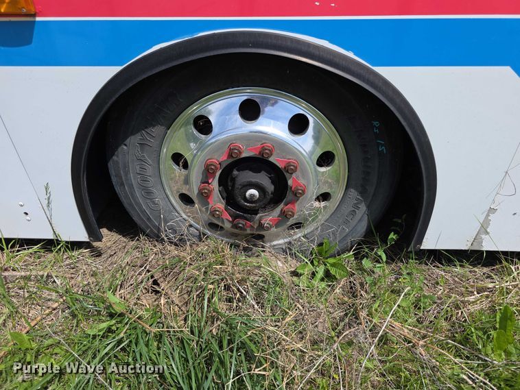 image for item FH6037 2004 Gillig G29E192R2 shuttle bus