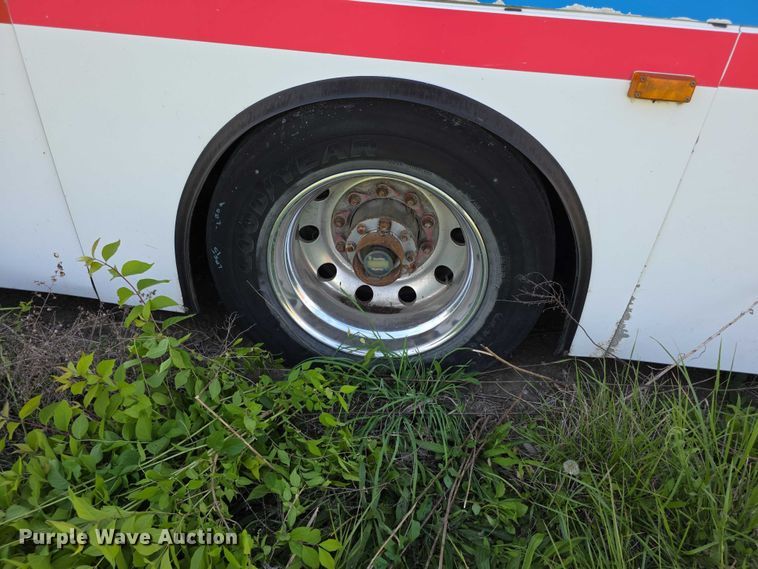 image for item FH6037 2004 Gillig G29E192R2 shuttle bus