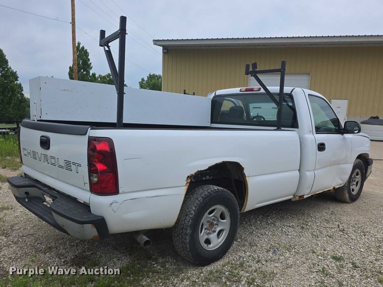 image for item FH6038 2003 Chevrolet Silverado 1500 pickup truck