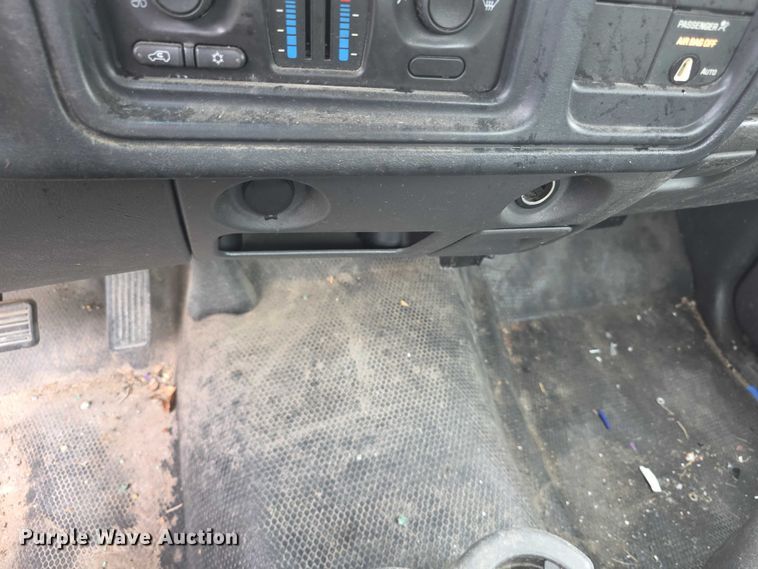 image for item FH6038 2003 Chevrolet Silverado 1500 pickup truck