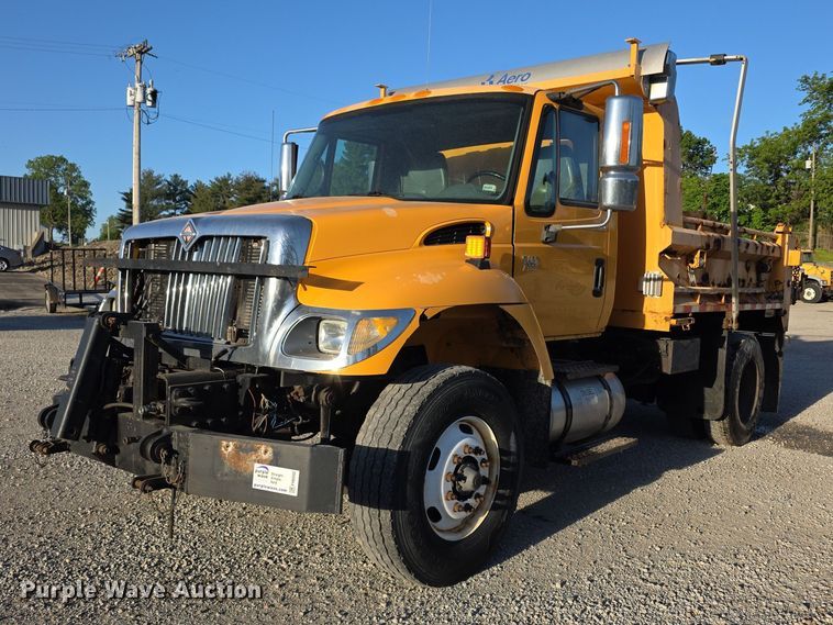 image for item FH6042 2005 International 7400 dump truck