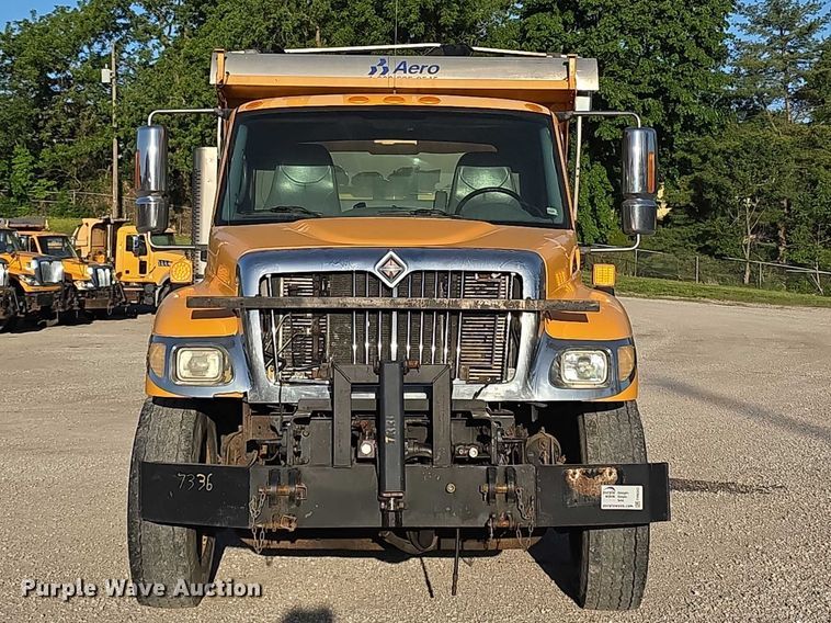 image for item FH6042 2005 International 7400 dump truck