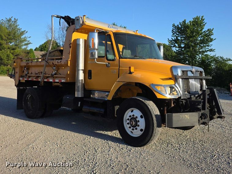 image for item FH6042 2005 International 7400 dump truck