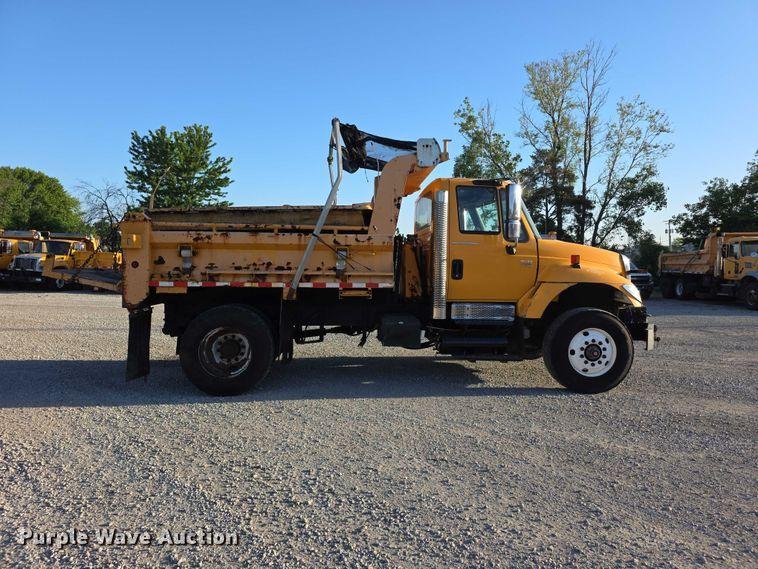 image for item FH6042 2005 International 7400 dump truck