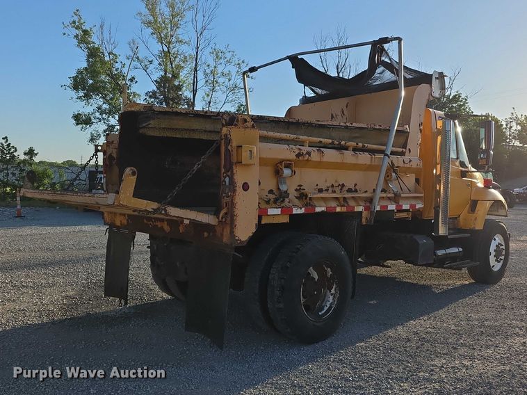 image for item FH6042 2005 International 7400 dump truck