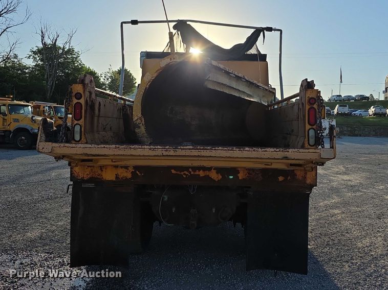 image for item FH6042 2005 International 7400 dump truck