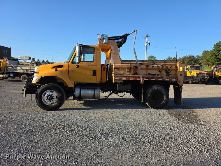 image for item FH6042 2005 International 7400 dump truck