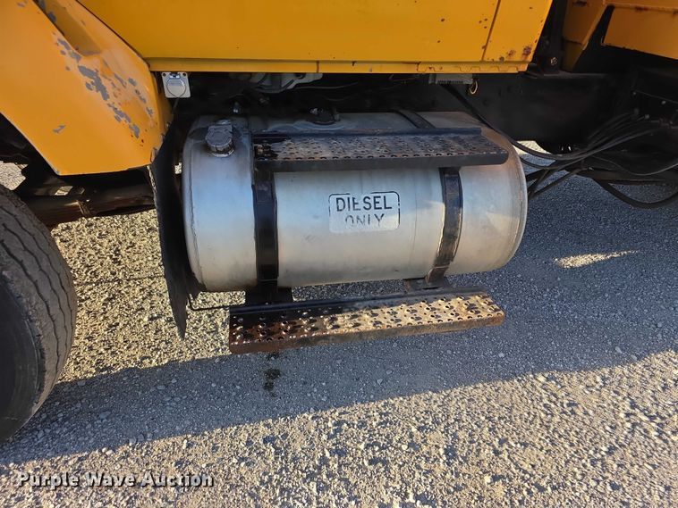 image for item FH6042 2005 International 7400 dump truck