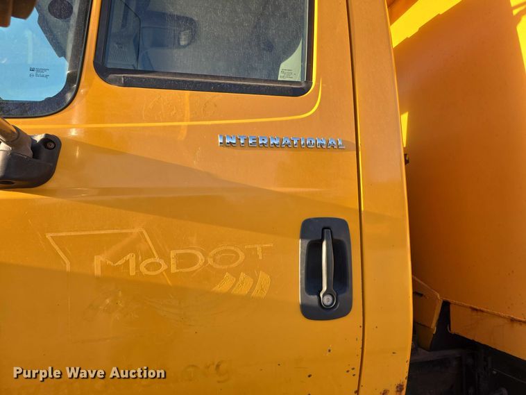 image for item FH6042 2005 International 7400 dump truck