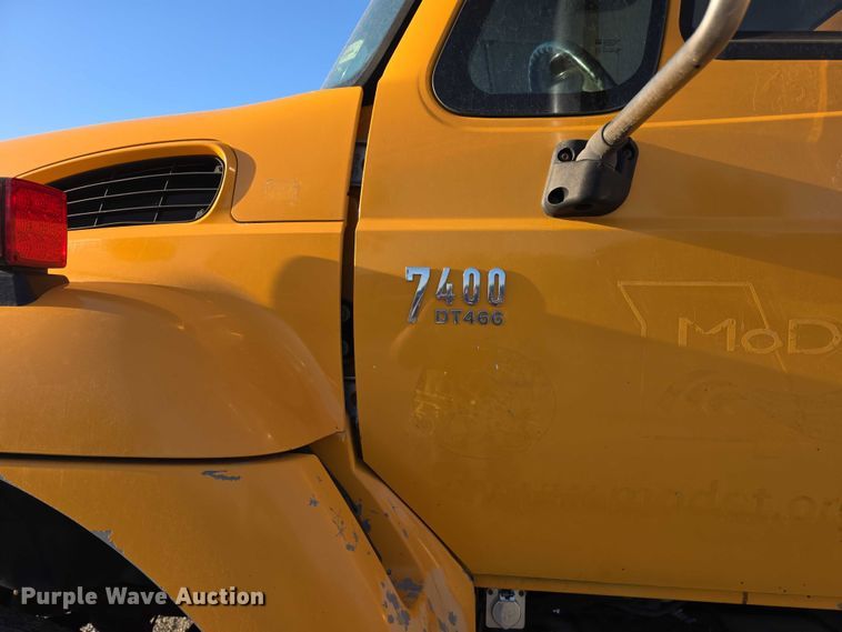 image for item FH6042 2005 International 7400 dump truck
