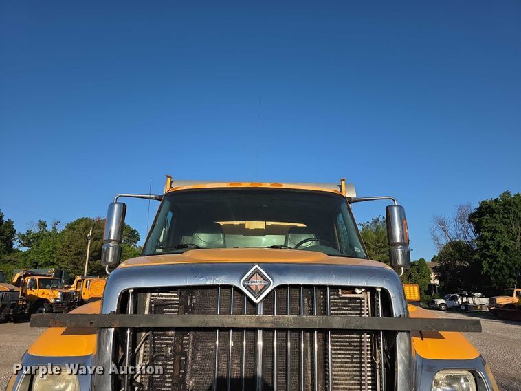 image for item FH6042 2005 International 7400 dump truck