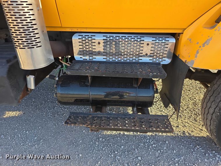 image for item FH6042 2005 International 7400 dump truck