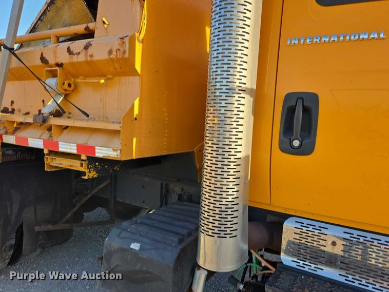 image for item FH6042 2005 International 7400 dump truck