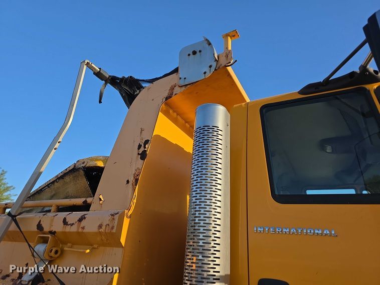 image for item FH6042 2005 International 7400 dump truck