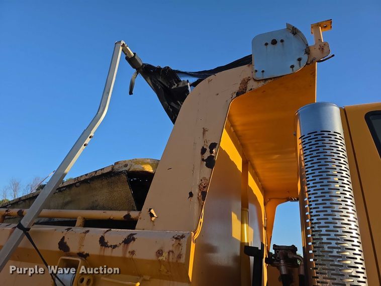 image for item FH6042 2005 International 7400 dump truck