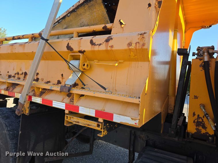 image for item FH6042 2005 International 7400 dump truck