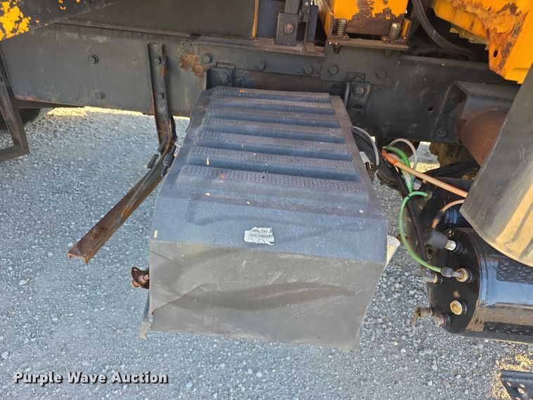 image for item FH6042 2005 International 7400 dump truck