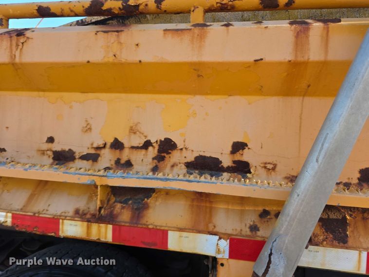 image for item FH6042 2005 International 7400 dump truck