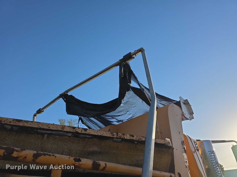 image for item FH6042 2005 International 7400 dump truck