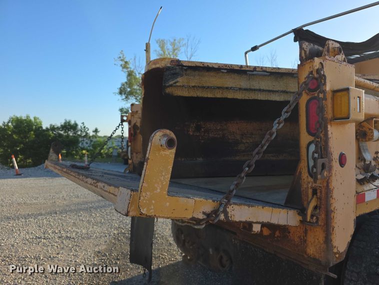 image for item FH6042 2005 International 7400 dump truck