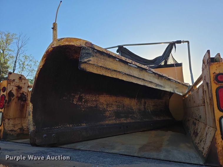 image for item FH6042 2005 International 7400 dump truck