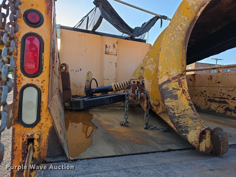 image for item FH6042 2005 International 7400 dump truck