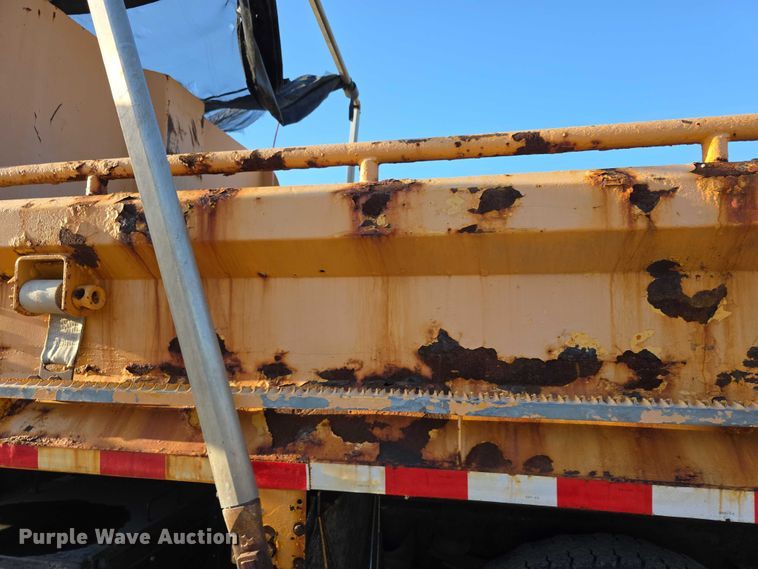 image for item FH6042 2005 International 7400 dump truck