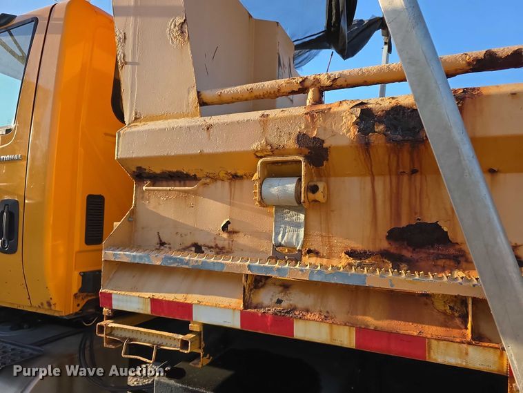 image for item FH6042 2005 International 7400 dump truck