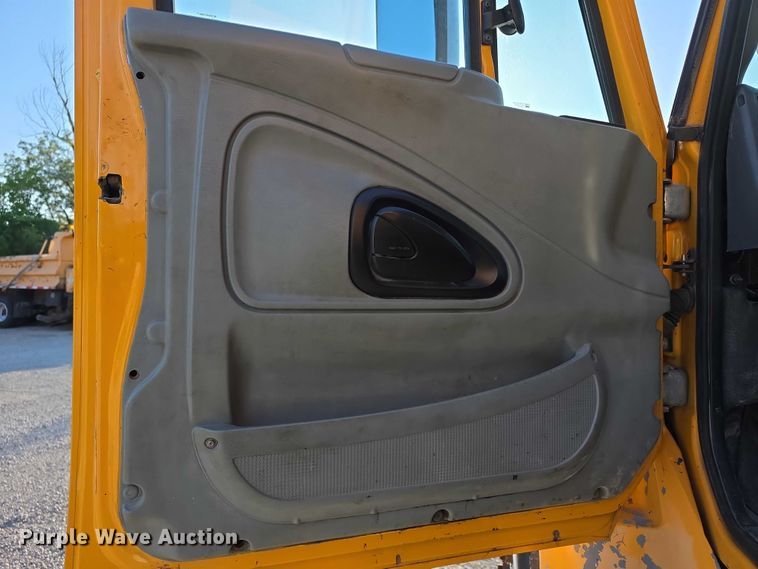 image for item FH6042 2005 International 7400 dump truck