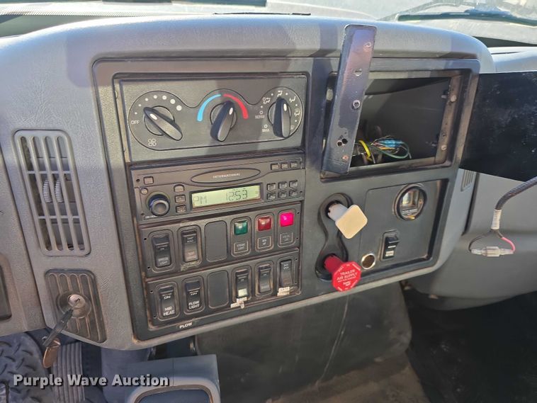 image for item FH6042 2005 International 7400 dump truck